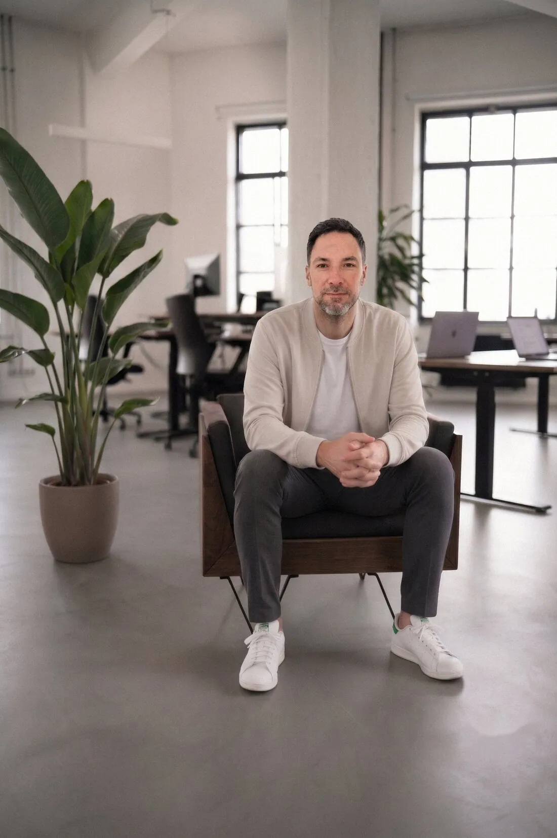Pasquale sitzt in einem hellen Arbeitsstudio